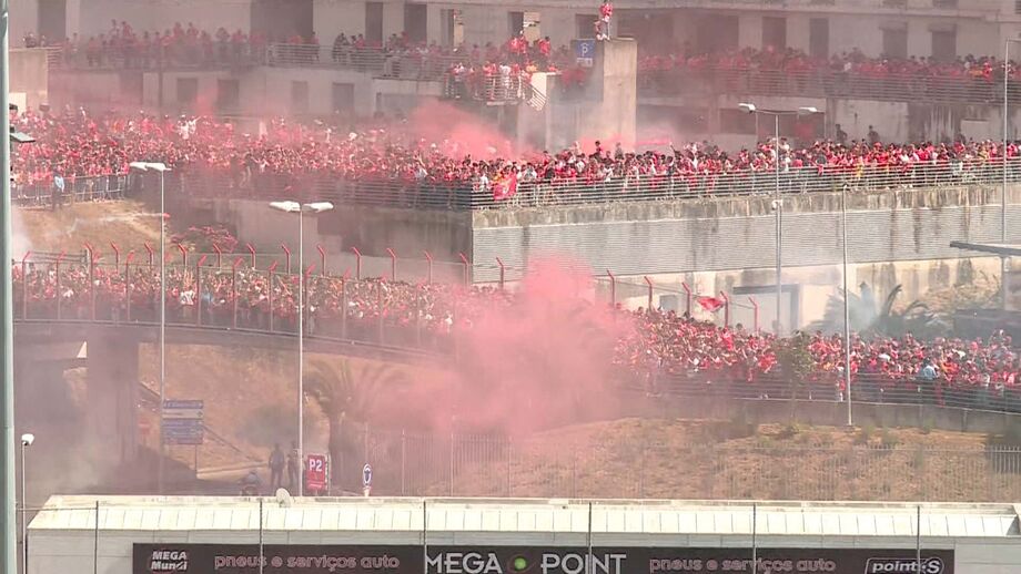 As imagens da chegada da equipa