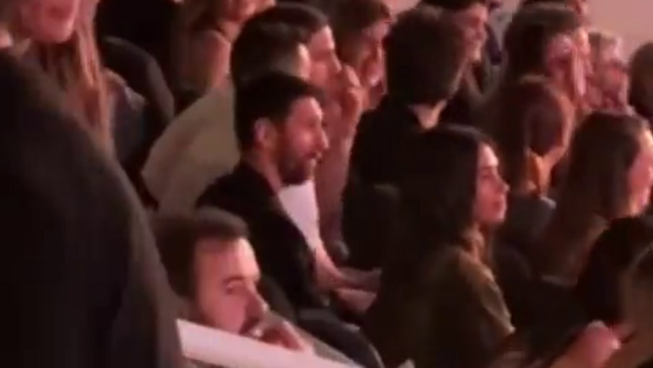 Acompanhado pela mulher, Antonella Roccuzzo, o argentino não passou despercebido no concerto da banda britânica