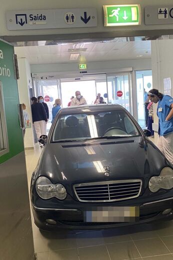 Homem invade urgência do Hospital de Cascais de carro 