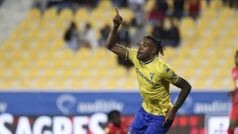 A crónica do Estoril-Arouca, 2-0: Ao sabor do vento e com inspiração