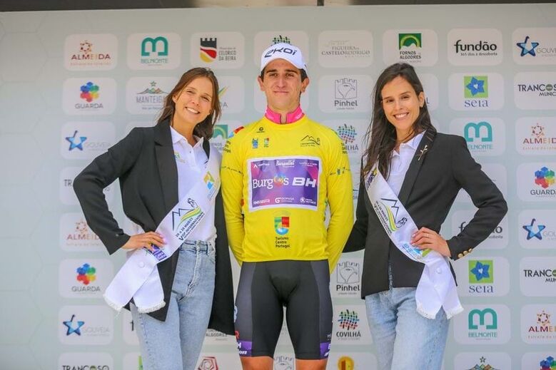 Pelayo Sánchez no pódio com a 'amarela' de líder