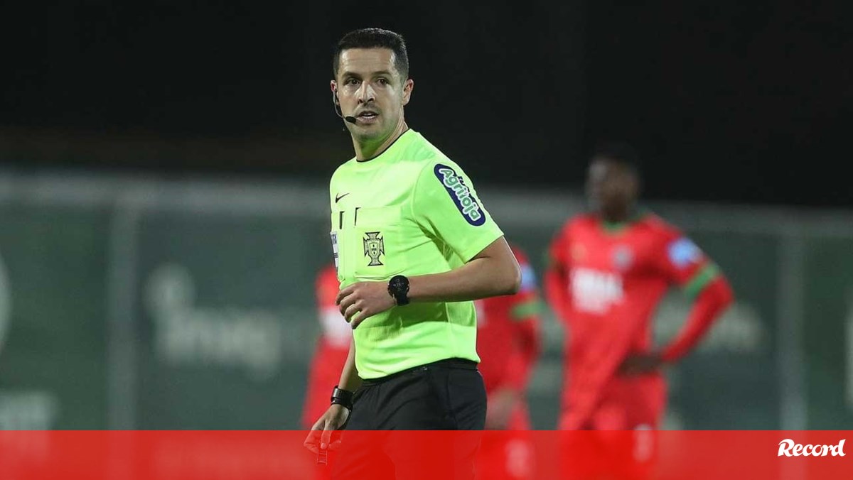 João Pinheiro arbitra jogo entre Manchester City e Estrela Vermelha