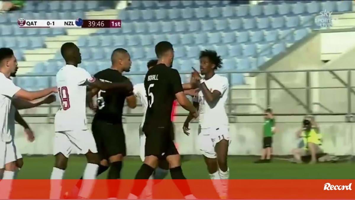 O momento em que neozelandês se queixou de insulto racista por parte de jogador qatari