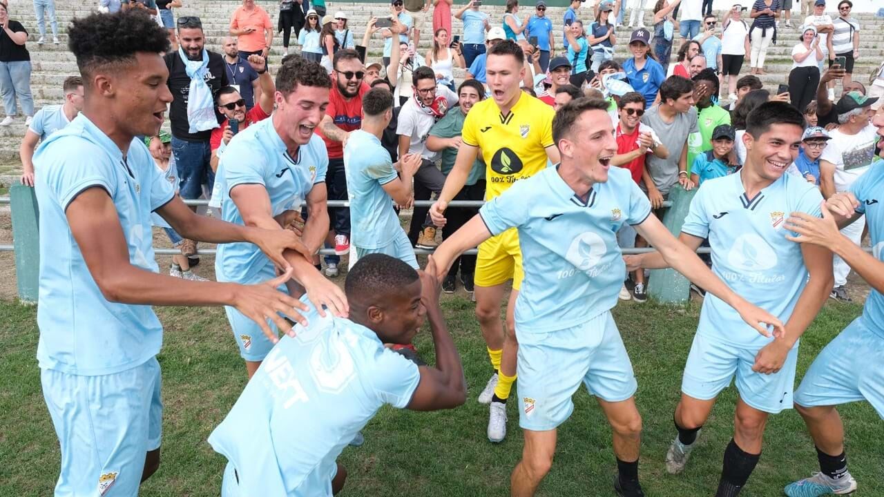 Jogadores do 1.º Dezembro festejaram com os adeptos
