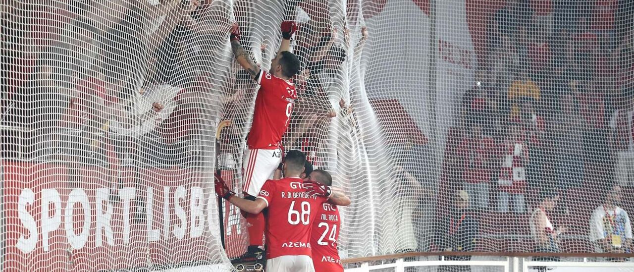 Ordoñez festeja o 2-2, numa altura em que o Benfica jogava com menos um jogador