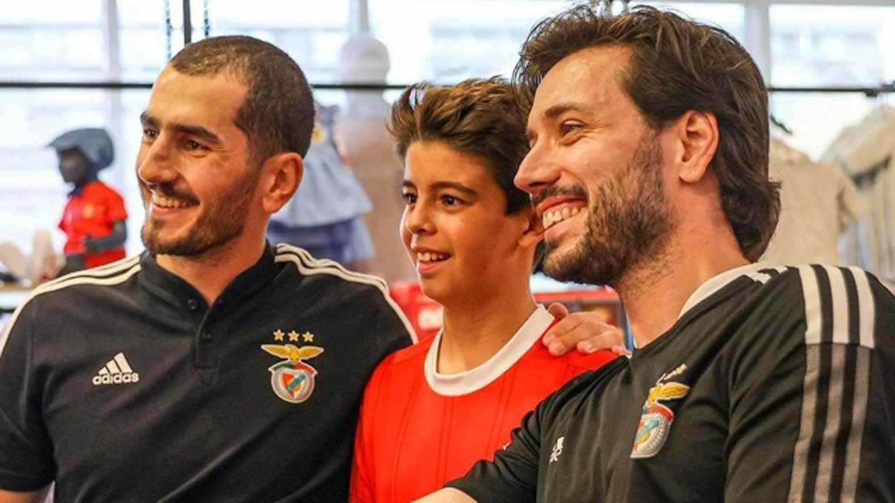Tomás Barroso com Diogo Gameiro e um jovem adepto, na sessão de autógrafos de hoje na Luz