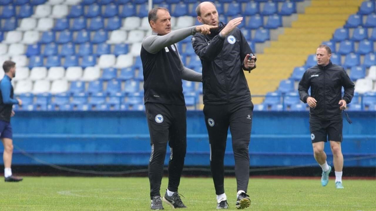 Faruk Hadžibegic, selecionador bósnio, com um elemento da equipa técnica