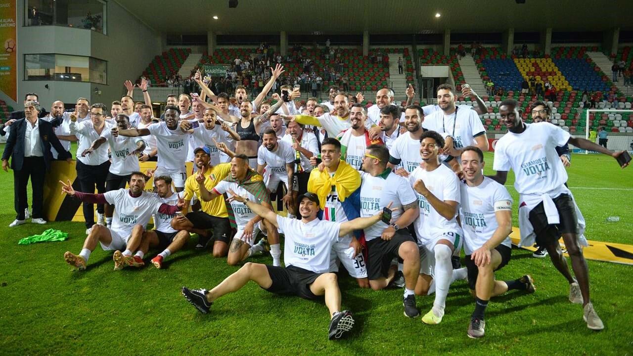 A festa dos homens que trouxeram o histórico clube da Reboleira de volta ao topo do futebol nacional explodiu na Madeira, viajou sobre o Atlântico e continuou, mais tarde,  pelas ruas da Amadora. Mas na memória vão ficar sempre as primeiras horas de euforia e consagração nos Barreiros. Fica para sempre!