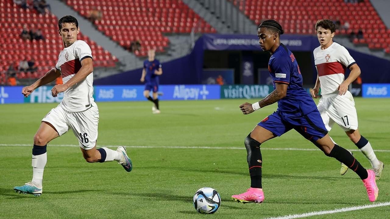 Penetra (à esquerda) foi titular 