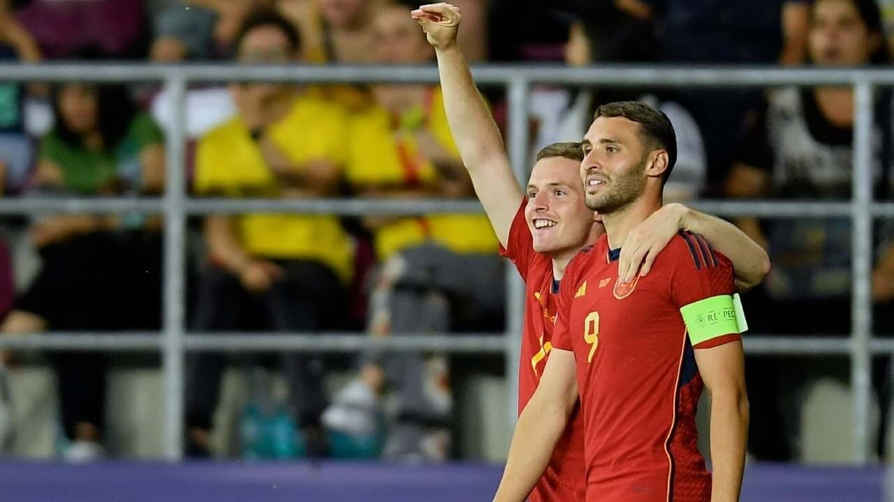 Abel Ruiz (à direita) deu triunfo à seleção espanhola