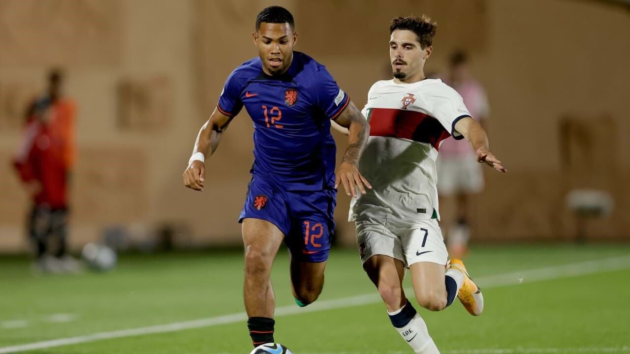 Pedro Neto tenta tirar a bola a Van Ewijk