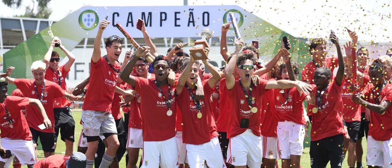Benfiquistas receberam ontem o troféu alusivo à conquista do título de iniciados