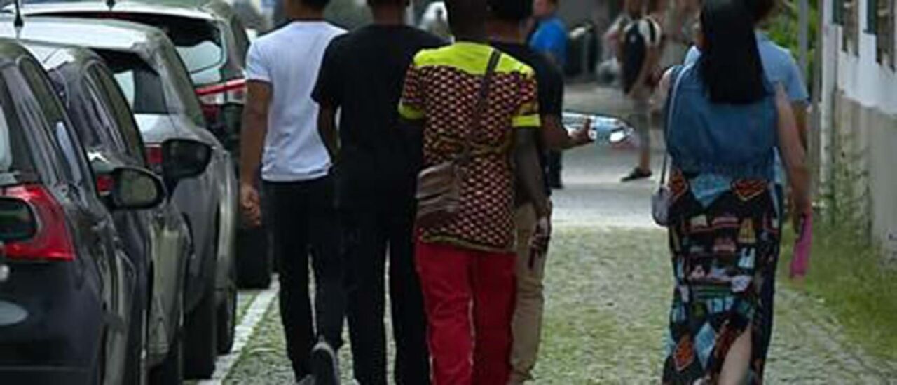 Alguns menores à saída do tribunal, ontem