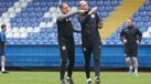 Faruk Hadžibegic, selecionador bósnio, com um elemento da equipa técnica
