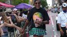 Dennis Rodman surge em parada gay de mini-saia