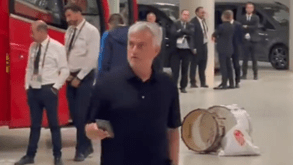 Mourinho confrontou árbitros na garagem do estádio: «É a p*** da vergonha!»