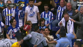 Adepto do FC Porto empurrou guarda-redes do Benfica e a polícia teve de intervir no Dragão Arena