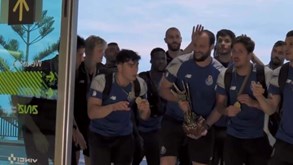 Equipa de andebol do FC Porto 'entra de fininho' no aeroporto da Madeira e é recebida em festa na Invicta
