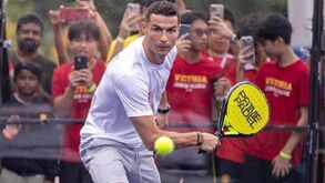 Cristiano Ronaldo troca bola de futebol por raquetas: craque mostra qualidades no padel