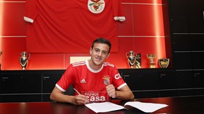 Paul Okon renova contrato com o Benfica