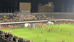 Adeptos do Santos atiram petardo para o meio dos jogadores após derrota na Taça Sul-Americana