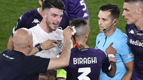 Jogador da Fiorentina a sangrar da cabeça após ser atingido por copo arremessado por adeptos do West Ham