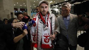 As imagens da chegada de Kökçü a Lisboa: médio deixou aeroporto com cachecol do Benfica ao pescoço