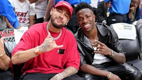 Neymar e Vinícius Júnior assistem à vitória dos Nuggets sobre os Heat na final da NBA