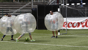 Venha experimenta o futebol em carrinhos de choque: Bem-vindo ao Bubble Football!