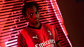 Rafael Leão mostra a camisola principal do Milan para a próxima época