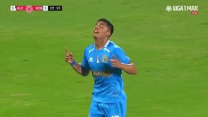 Insólito: levou uma bolada no rosto e acabou a... celebrar um golo