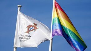 FPF hasteia bandeira LGBTQIA+ na Cidade do Futebol