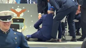 Joe Biden tropeça e sofre queda em cerimónia militar