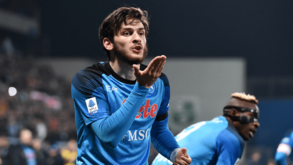 Kvaratskhelia sucede a Rafael Leão como melhor do ano em Itália