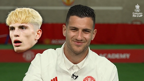 Dalot acertou em todos os penteados dos jogadores do Man. United e ainda 'gozou' com Garnacho