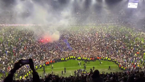 Adeptos invadem relvado a 9 segundos do final, árbitro suspende jogo e retoma-o... com uma equipa em campo