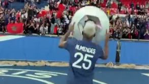 Nuno Mendes pegou no troféu de campeão francês e levou-o até junto dos adeptos do PSG