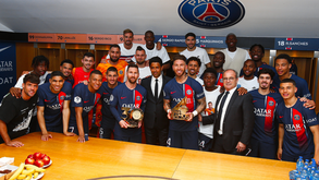 Presidente do PSG e Luís Campos entregaram prendas 'douradas' a Messi e Sergio Ramos