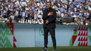 De mão no peito: Sérgio Conceição interrompeu percurso até ao banco para ouvir o hino nacional