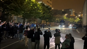 Dezenas de adeptos esperaram junto ao Dragão mas jogadores do FC Porto não mostraram a Taça de Portugal
