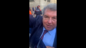 Laporta irrita-se com pergunta sobre Messi e tira telemóvel a adepto: «Logo vês se está difícil...»