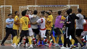 Agressões entre jogadores de Benfica e Sp. Braga após o final do jogo de futsal