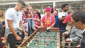 António Silva visitou associação em Viseu e jogou matraquilhos... com o Sporting