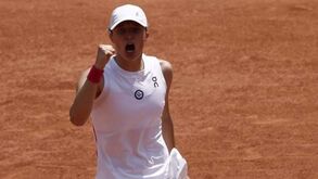 Swiatek prossegue defesa do título e qualifica-se para as meias-finais de Roland Garros