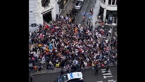 Cristiano Ronaldo voltou a Madrid e foi a loucura junto ao seu hotel na Gran Vía