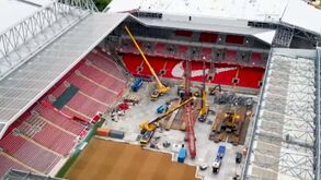 Liverpool faz obras no estádio: cobertura de 282 toneladas já foi retirada