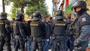 Carros atingidos e tudo pelos ares: caos entre adeptos de West Ham e Fiorentina antes da final da Conference League