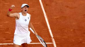 Roland Garros: Iga Swiatek bate Beatriz Haddad Maia e está na final pela terceira vez