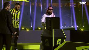 Benzema faz surpresa na apresentação e leva adeptos do Al Itthiad ao delírio