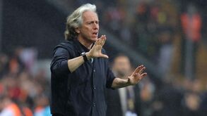 Treinador do Galatasaray atira-se a Jesus: «É engraçado que quem nunca trabalhou nas grandes ligas...»